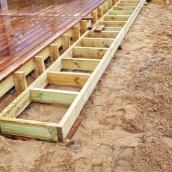 Træterrasse i Skive under opbygning med synligt strøskelet