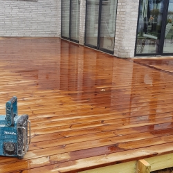 Stor træterrasse i Skive ved moderne hus