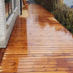 Lang træterrasse i Skive langs husfacade