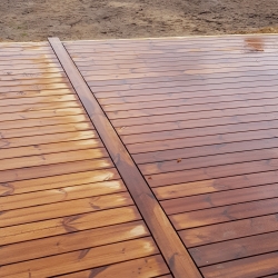 Træterrasse i Skive med udsigt mod vand