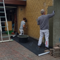 Vandskuring af hus på Mors med håndpudsning af mur