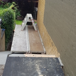 Vandskuring af hus på Mors med stillads og ny puds