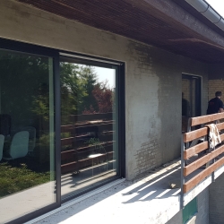 Vandskuring af hus på Mors ved facade med store vinduer