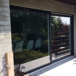 Vandskuring af hus på Mors med jævn pudset overflade