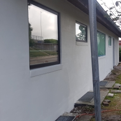 Vandskuring af hus i Spøttrup langs facade med nye vinduer