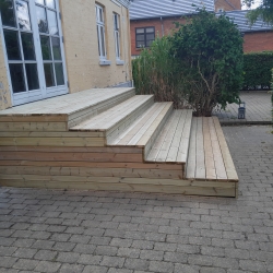 Træterrasse på Mors med flere niveauer og siddevenlige trin