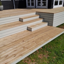 Træterrasse i Spøttrup set forfra med flere niveauer