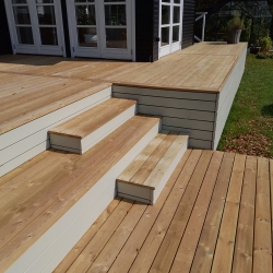 Træterrasse i Spøttrup langs husfacade med trin