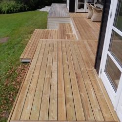 Træterrasse i Spøttrup med niveauforskelle og trappe