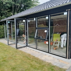 Montering af vinduer og døre i glasfacade i Salling