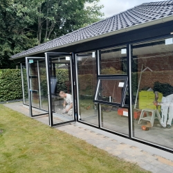 Montering af vinduer under opførelse af udestue i Spøttrup