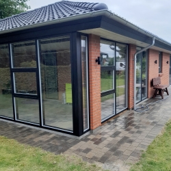 Montering af vinduer på hjørneparti i moderne tilbygning