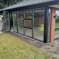 Montering af vinduer med detaljer ved tagudhæng i Spøttrup