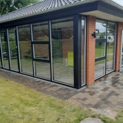 Montering af vinduer i moderne udestue i Spøttrup, Salling