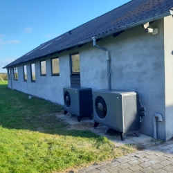 Vandskuring af hus i Spøttrup med facade og varmepumper