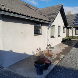 Vandskuring af hus i Spøttrup med ensartet pudset væg