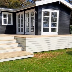 Træterrasse i Spøttrup med brede trin og loungeområde