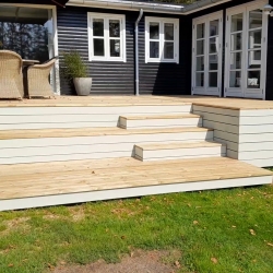 Træterrasse i Spøttrup med terrasseforløb