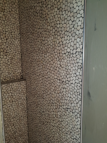 Flisearbejde i moderne bruseniche med mosaikvægge i Spøttrup