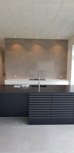 lisearbejde i moderne køkken med store vægfliser i Struer