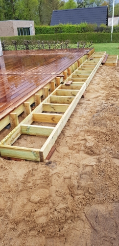 Træterrasse i Skive under opbygning med synligt strøskelet