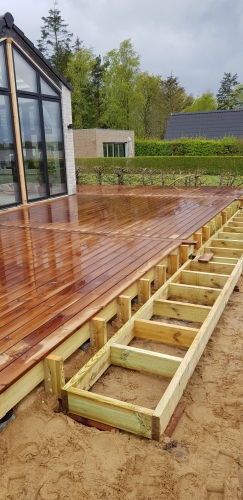Ny træterrasse i Skive med ramme klar til udvidelse