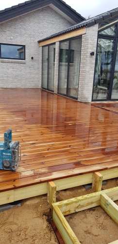 Stor træterrasse i Skive ved moderne hus