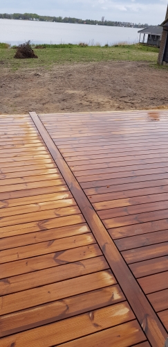 Træterrasse i Skive med udsigt mod vand