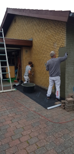 Vandskuring af hus på Mors med håndpudsning af mur