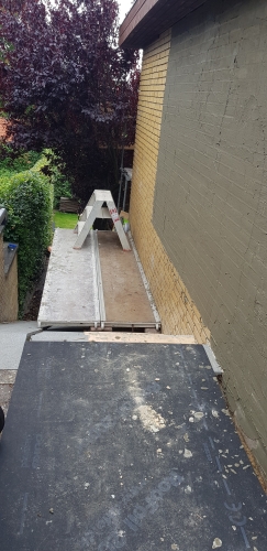 Vandskuring af hus på Mors med stillads og ny puds