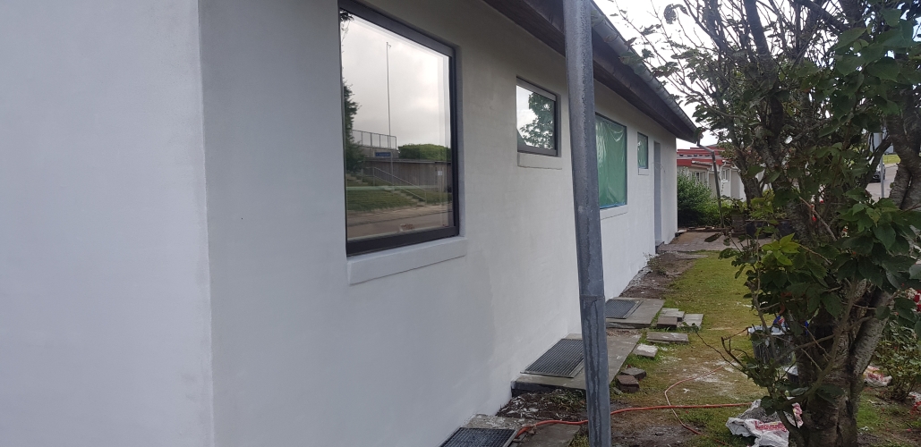 Vandskuring af hus i Spøttrup langs facade med nye vinduer