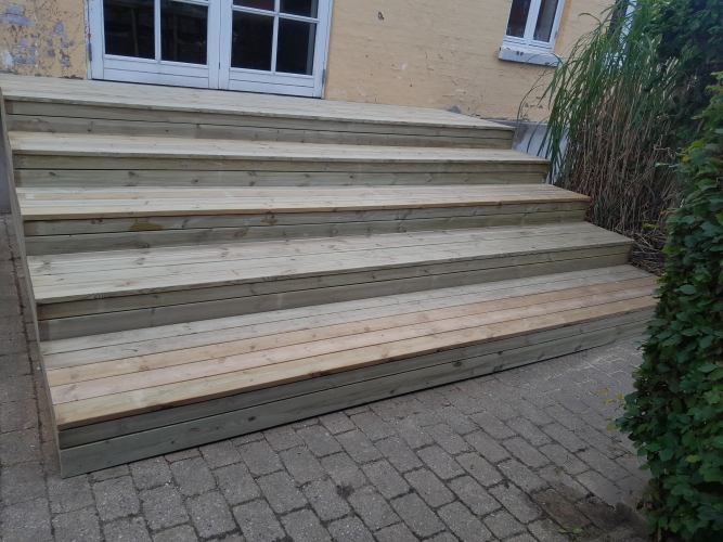 Træterrasse på Mors med brede trin ved husindgang