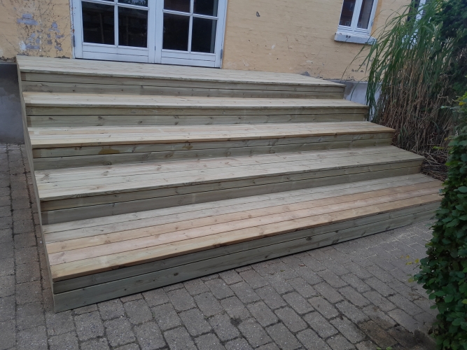 Træterrasse på Mors med nybyggede trappetrin i trykimprægneret træ