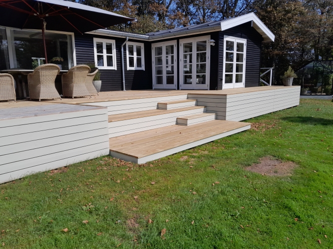 Træterrasse i Spøttrup med integrerede trin og hjørne
