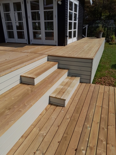 Træterrasse i Spøttrup langs husfacade med trin