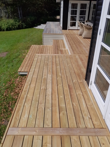 Træterrasse i Spøttrup med niveauforskelle og trappe