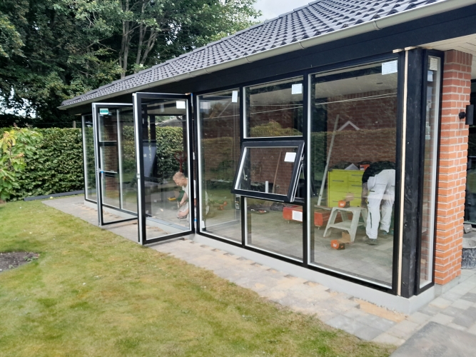 Montering af vinduer og døre i glasfacade i Salling