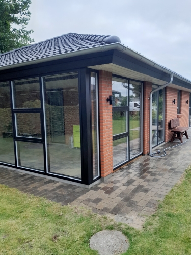 Montering af vinduer på hjørneparti i moderne tilbygning