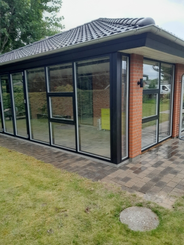 Montering af vinduer i moderne udestue i Spøttrup, Salling