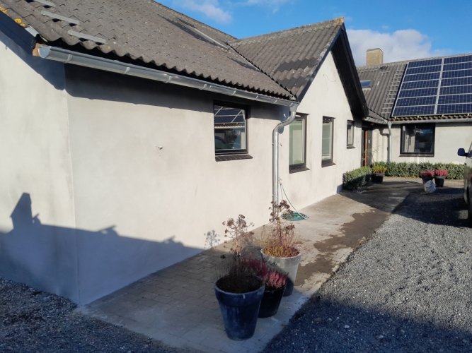 Vandskuring af hus i Spøttrup med ensartet pudset væg