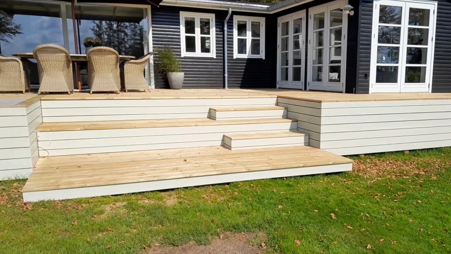 Træterrasse i Spøttrup med terrasseforløb