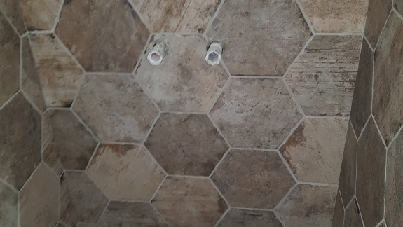Flisearbejde med rustikke sekskantede fliser i bruseniche i Skive