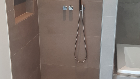 Flisearbejde i bruseniche med indbygget hylde i Spøttrup