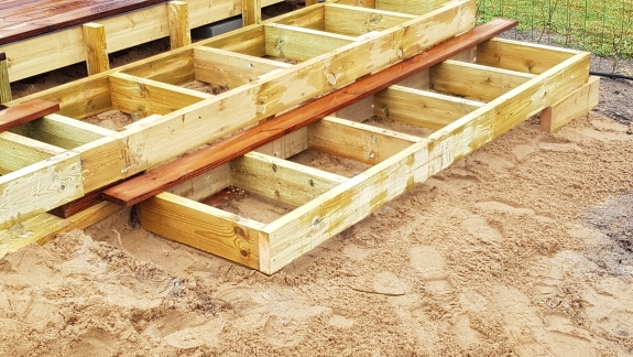 Træterrasse i Skive under udvidelse i sandbund