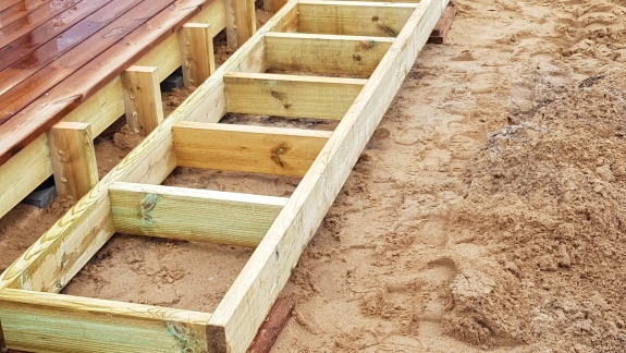 Træterrasse i Skive under opbygning med synligt strøskelet