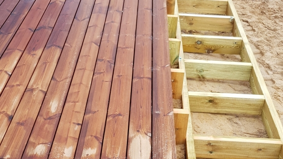 Træterrasse i Skive med delvist færdigt underlag
