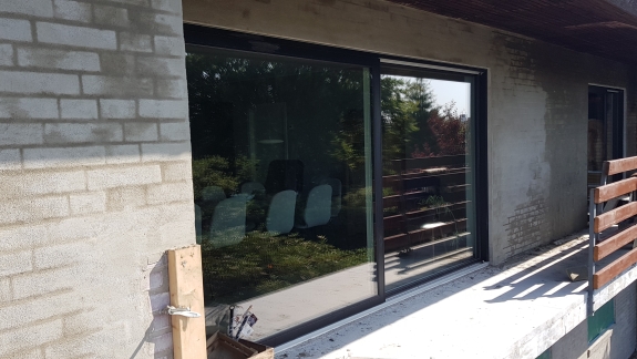 Vandskuring af hus på Mors med jævn pudset overflade