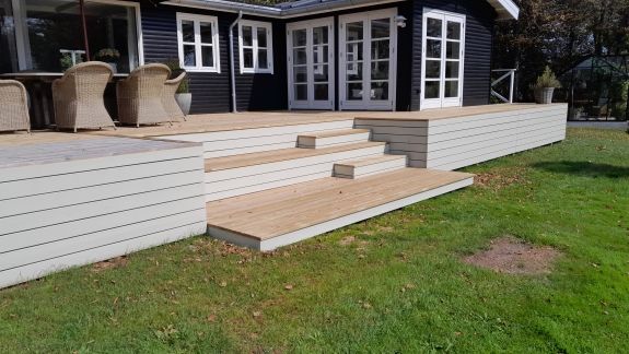 Træterrasse i Spøttrup med integrerede trin og hjørne