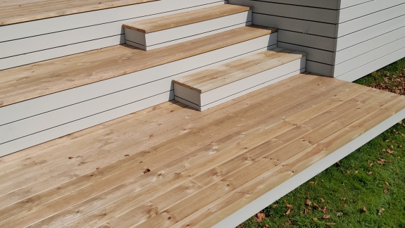 Træterrasse i Spøttrup set forfra med flere niveauer