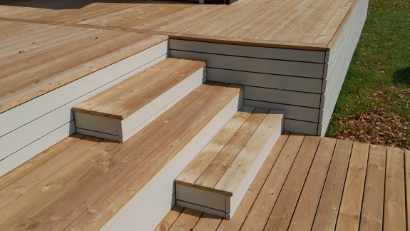 Træterrasse i Spøttrup langs husfacade med trin